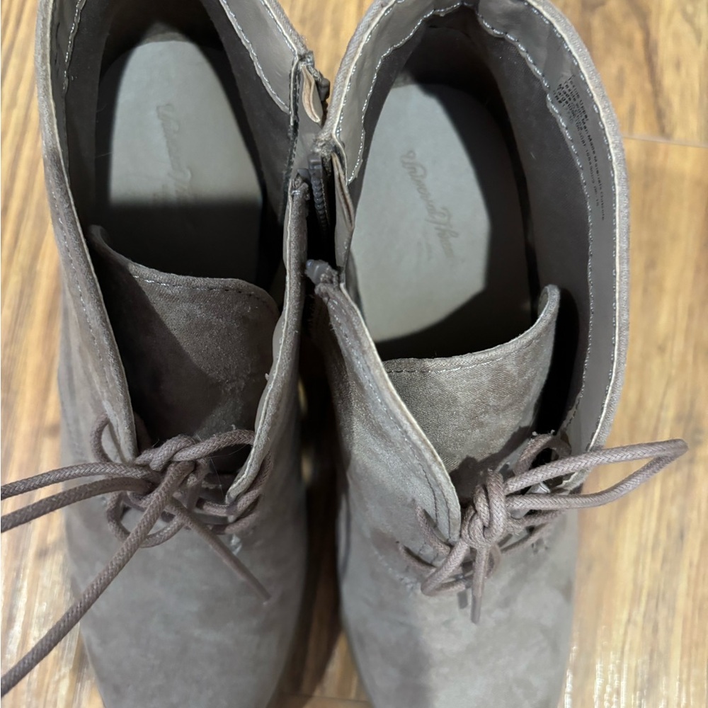 Trendy Gray Suede Lace-Up Boots - Picture 3 of 7